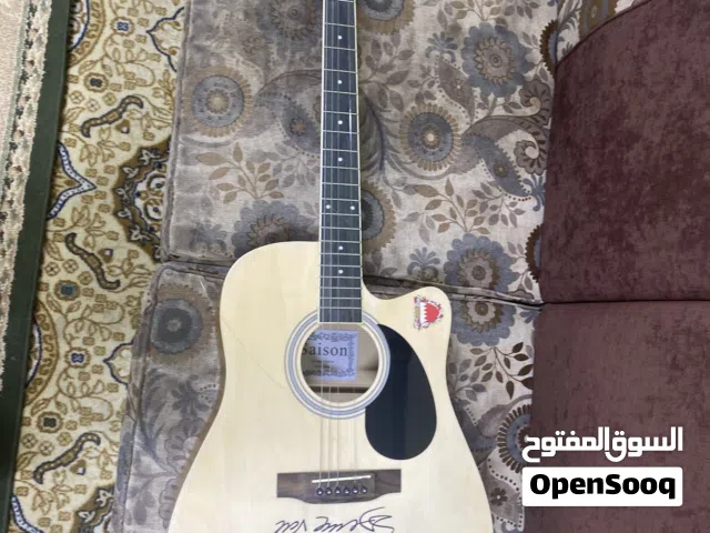 قيتار acoustic للبيع ناقصه وترين