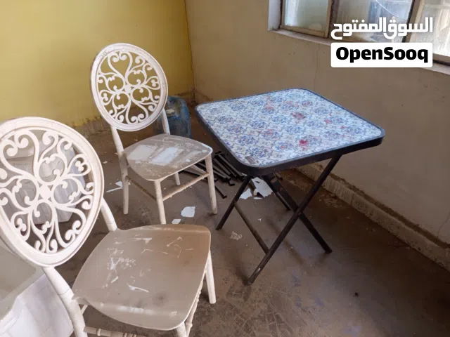 ميز وحرسبين