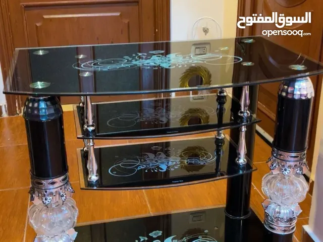 طاوله تلفزيون زجاج بحالة ممتازة