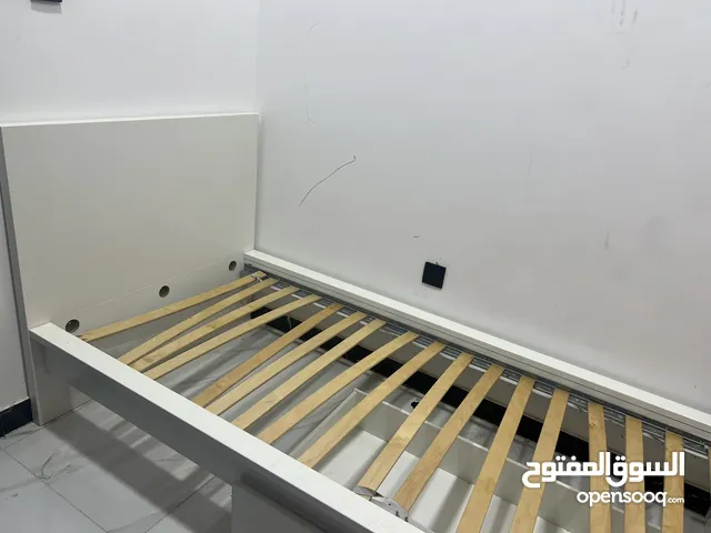 تخت مفرد من دون فرشة