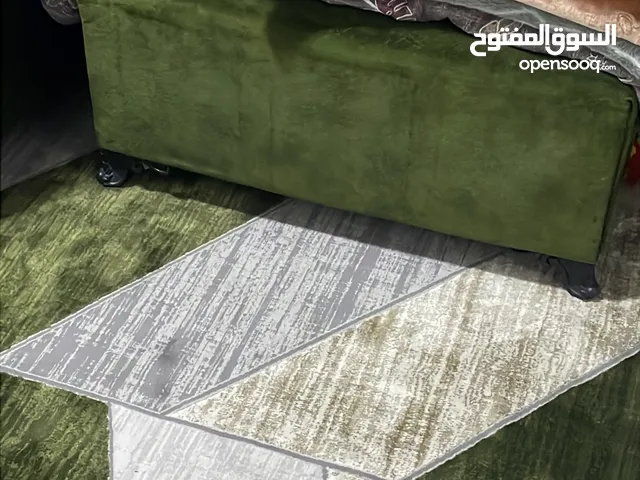 طقم كنب شبه جديد مع السجاده وطربيزات للبيع