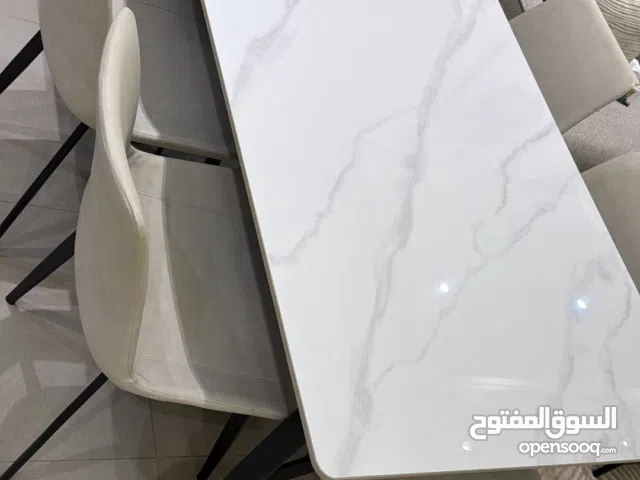 طاوله طعام شبه جديده مع 6كراسي من home box