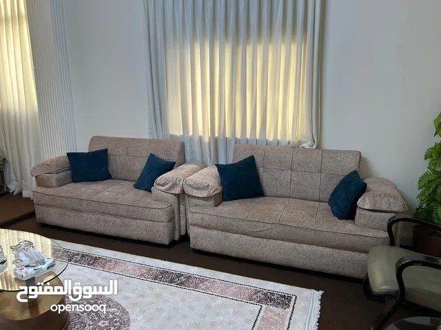 طقم كنب 7 مقاعد بحالة الجديد للبيع بداعي السفر