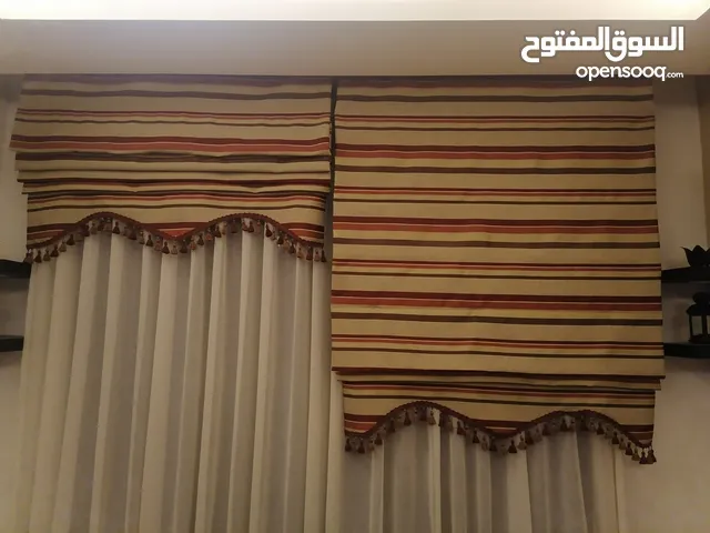 ستائر طبقات عدد 2 بحالة ممتازة مع كوشنز 1 كبير و 6 صغير
