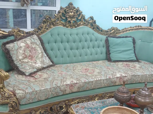 أريكة يدوية الصنع، بوفيه، وطاولة طعام