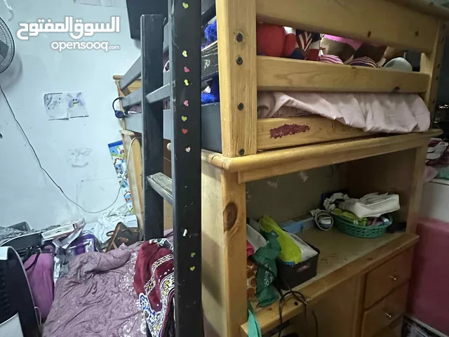 تخت طابقين مع مكتبان مزدوجان