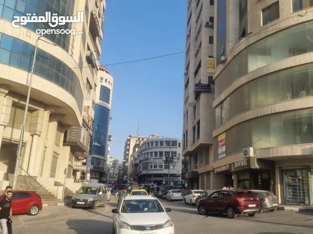 مكتب. للايجار 85 ثلاث غرف. وصاله. وحمام ومطبخ مطل وسط البلد منطقه حيويه