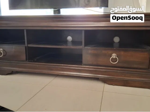 طاولة تلفزيون   ، ممكن وضعها في  غرفة الجلوس او صالة ،مصنوعة من خشب نوعية ممتازة