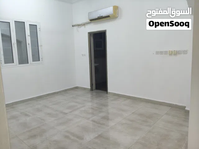 غرفة وحمام بفيلا بالمعبيله الثامنه بجوار مسجد الخليلي قريب مدينة السلطان وقريب الجامعه
