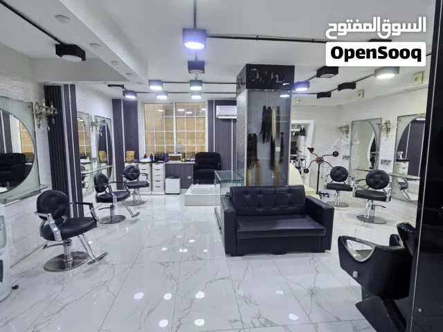 صالون سيدات للبيع في الصويفيه علي الشارع الرئيسي طابق اول وجهات زجاج البيع مع الرخصه او بدون