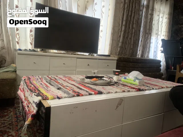 طاولة وسط تحتوي12درج وبوفيه تلفزيون يحتوي8 ادراج