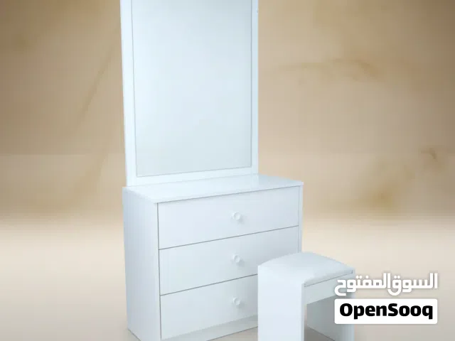 طاولة تسريحة بيضاء عصرية مع مرآة كبيرة وكرسي