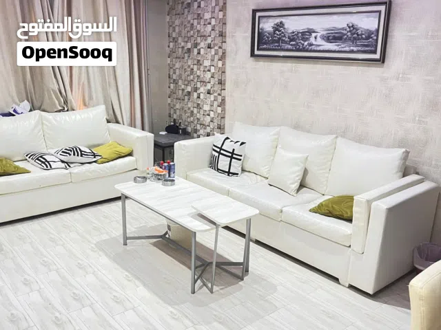 2 كنب جلد نظيف جدا بدون الطاوله