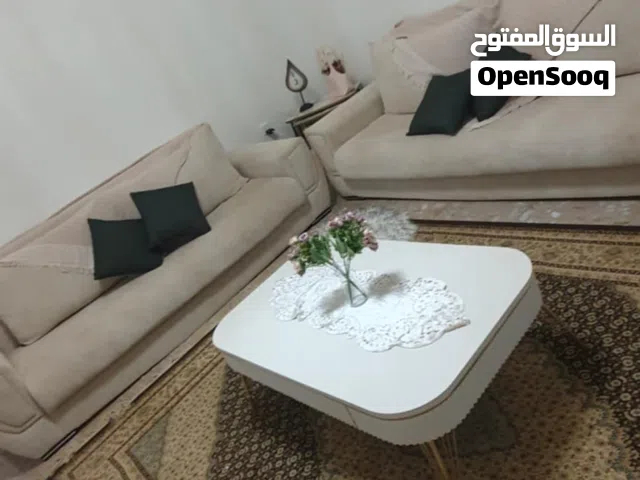 صالون تركي كنبتين وكرسيين ويوجد مخزن تحت صالون