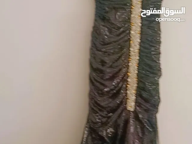 فساتين بالوان منوعة وأحجام مختلفة