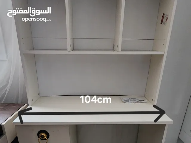 مكتب دراسي يمشي في غرفة النوم