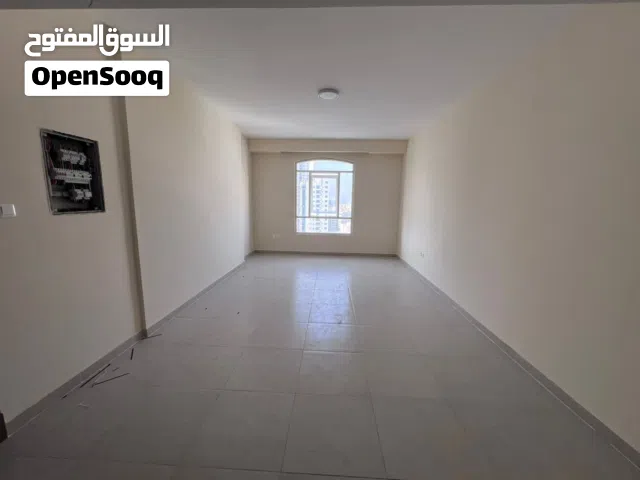غرفة وصالة _ تكييف مركزي _ مطبخ امريكي _ اطلالة بحرية _ خزائن بالحائط _ باركن فري