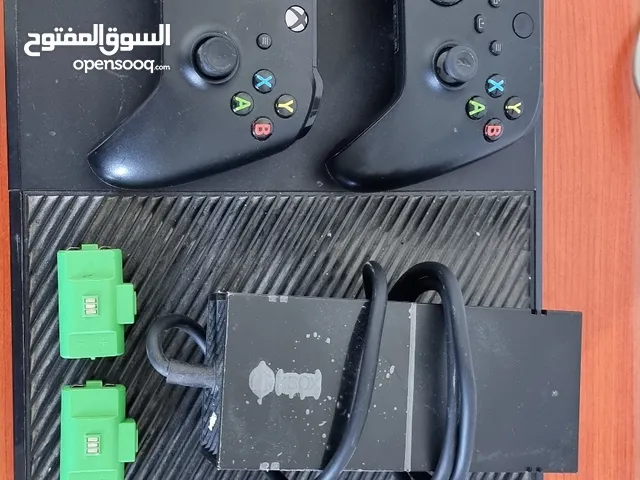 Xbox one with 2 controllers (قابل لي تفاوض بحدود المعقول
