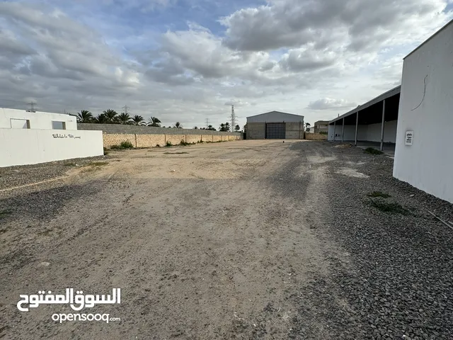 موقع للايجار يوجد به هنقر و مبني سكني للعماله مساخة الارض 5000 متر ع الطريق الساحلي جنزور