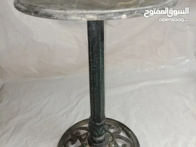 طاولة فورفوجيه ايطالي جديد.  حديد مطلي مع قرص جرانيت وارد دبي