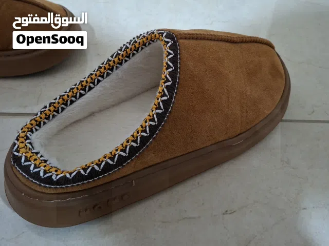 شبشب منزلي شتوي فرو ناعم شبشب مريح ودافئ، مبطن بفرو ناعم من الداخل، مناسب للاستخدام داخل البيت.