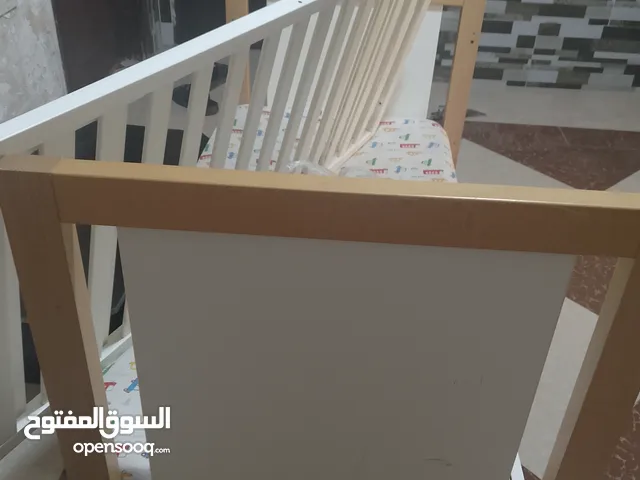 تخت بيبي خشب ممتاز استعمال بسيط جدا