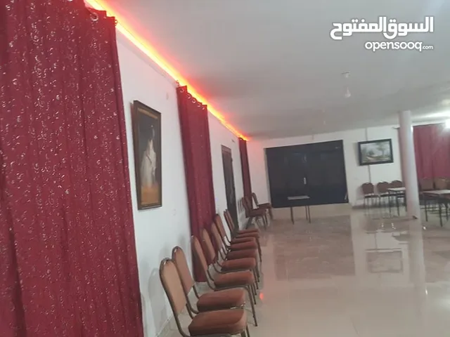 قاعة واسعه 250 متر مربع ومحلات متعددة الاستخدام