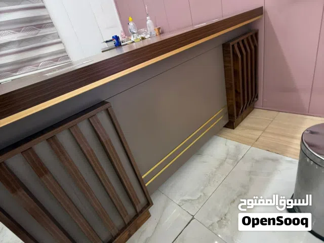 مكتب كبير في حااة ممتازة مع كرسي وملحق