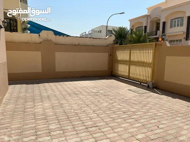 للبيع فيلا مميزة كورنر في بوشر قريب المدرسه الامريكيه 4 غرف نوم وصالتين وحوش واسع