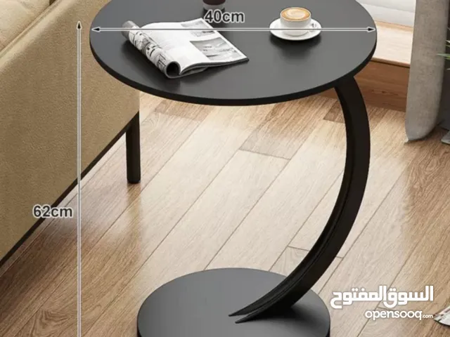 طاولة جانبية مستديرة على شكل حرف C، الحل المثالي لكل مكان!  يمكن استخدامها بجانب الأريكة، كطاولة شاي