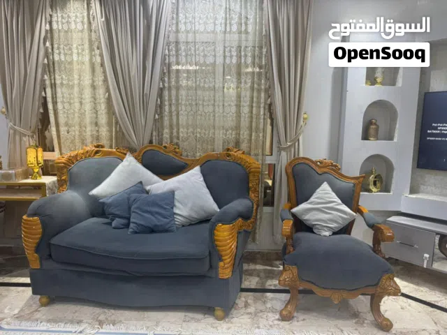 كنبات مستعملة بحالة جيدة جدا وتم تنجيد الكراسي بالكامل العدد 14 شخص