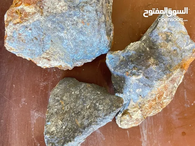 متوفر معدن الانتموني وهو غني التعريف متوفر في اسوان  للتواصل