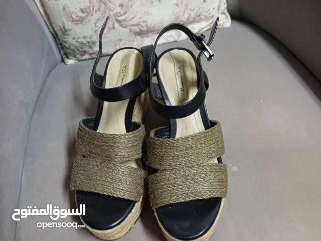 Women's sandals in good condition two pairs. Each pair 3bd