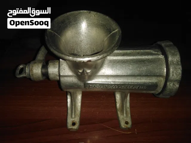 ماكنةيدويه معدنيه لفرم اللحمه و الخضار  و غيرها من المواد الغذائية