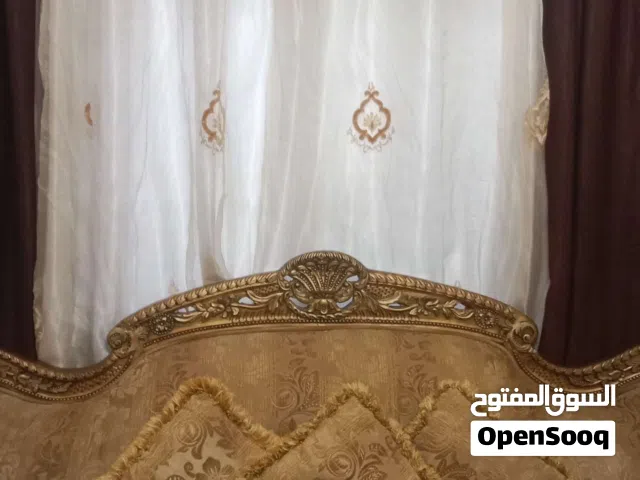 طقم كنب 7 مقاعد مع طاولات للبيع