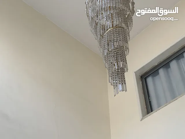 كرستال ليتات داخل البيت