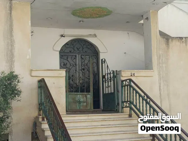 بيت للبيع منطقه حلاوه عجلون 3طوبق كل طابق 4غرف مع ارض