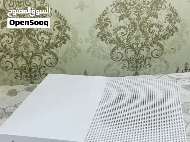 xbox one s  ذاكره 1تيرا استعمال شهرين نضيف 80% فيشه HD اصليه مالت البلي  جوستك اصلي مالت البلي