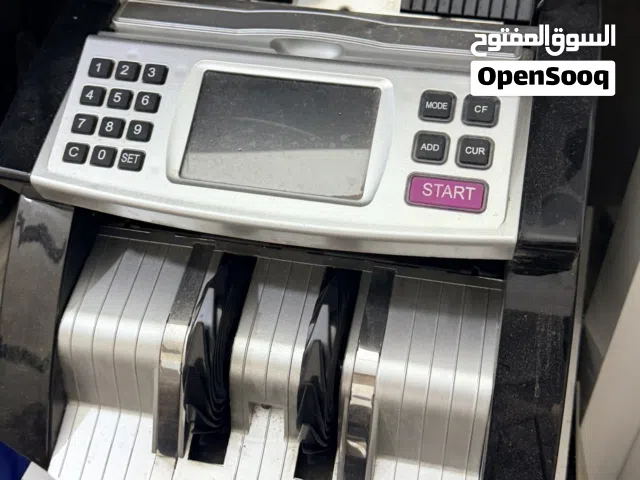 للبيع ماكينة عد نقود إلكترونية مع شاشة، بحالة جيدة، مناسبة للمحلات ومكاتب الصيرفة