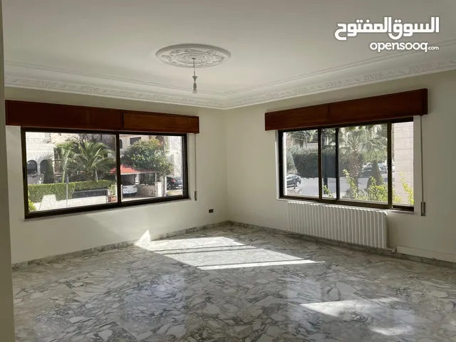 870 m2 More than 6 bedrooms Villa for Sale in Amman Um Uthaiena