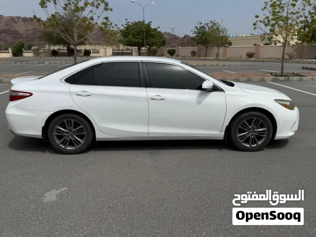 2016 تويوتا كامري SE
