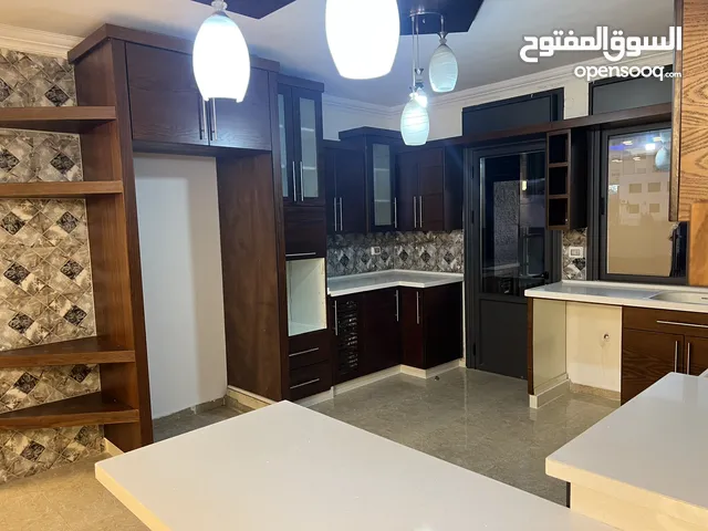 شقه فارغة للايجار في البيره قرب شا رع القدس