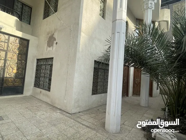 230m2 4 Bedrooms Townhouse for Sale in Basra Tuwaisa