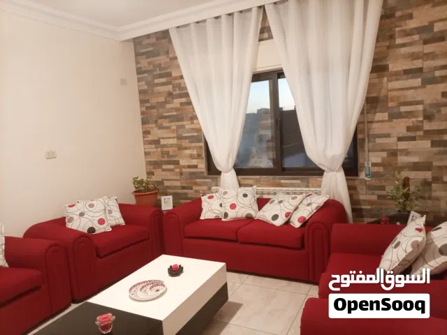 كنب مودرن لون مميز 7 مقاعد لونه احمر قماش نظيف