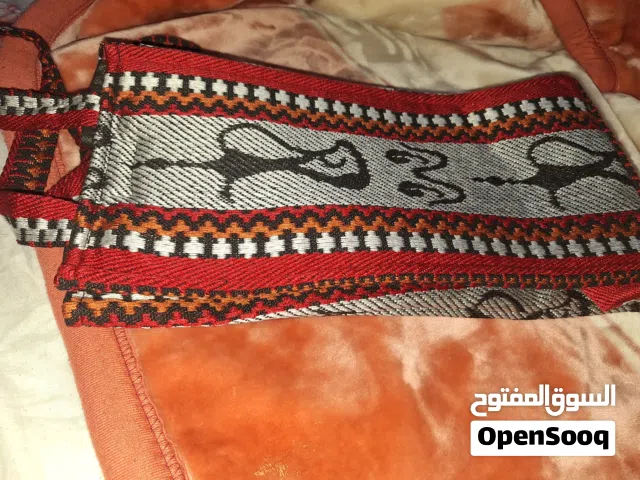 شنطة دلة تراثية مميزة:  تصميم بدوي أصيل: شنطة يد مصنوعة يدويًا من الصوف عالي الجودة بنقوش بدوية