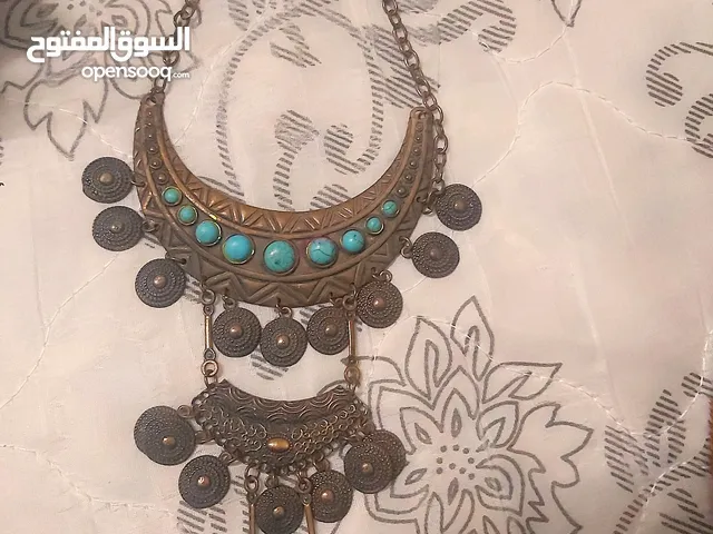 عقد تراثي رائع بشكل مميزة وفريد من نوعه