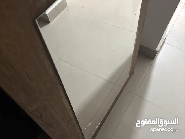 جامه تسريحه مرايه جديده استعمال بسيط فقط فيها هذا الكسر او الشمخ