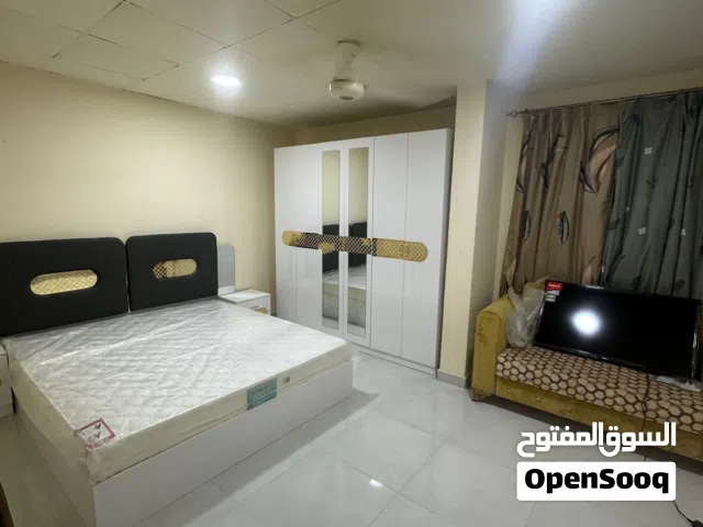 غرفه ومطبخ وحمام شامل ميه وكهربا والانترنت وصيانه الخوير خلف مجمع الياسمين وقريب جميع الخدمات 190