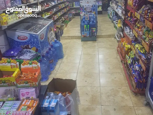 محل ميني ماركت للبيع مرخص ب اسم المالك قائم على 3 شوارع فرعية منطقة كثيفة السكان ايجار المحل 275 اق