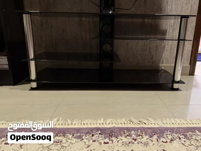 طاولة التلفزيون (30 )دينار شبه جديدة  كبت النعلة (6) دينار